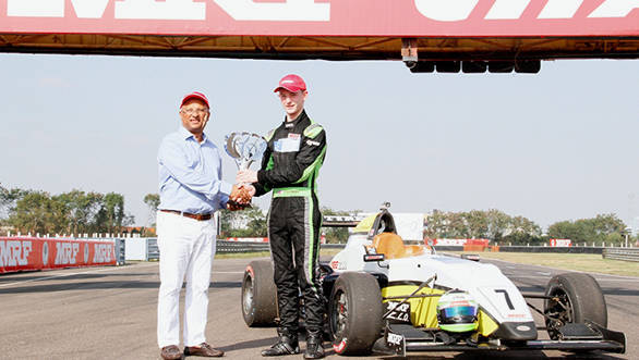 Arun Mammen, MD, MRF Tyres presenting trophy to 2014 Champion Toby Sowery copy