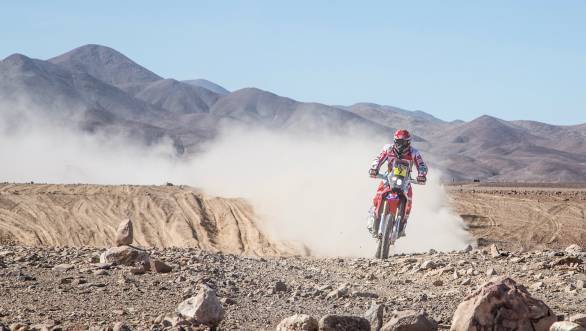Paulo Goncalves took his first stage win of the 2015 Dakar, as team-mate Barreda Bort suffered the misfortune of a broken handlebar following a fall