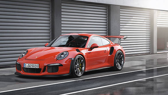 The 911 GT3 RS features the widest tyres of any 911 model as standard which helps in even more agile turn-in characteristics and even higher cornering speeds.