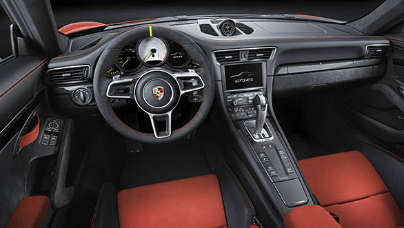 The interior design of the 911 GT3 RS with Alcantara elements is based on the current 911 GT3 with sports seats, which are now based on the carbonfibre 'bucket' seats of the 918 Spyder super sports car.