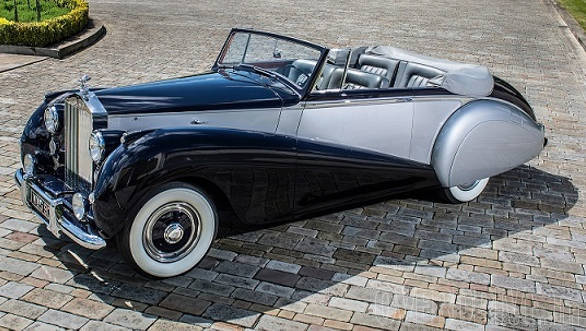 Like the 1952 Rolls-Royce Silver Dawn pictured above, the new Dawn will be an elegant four-seater convertible