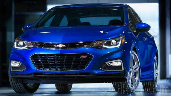 The new Cruze has a dual port grille flanked by sweptback headlamps - the top end models get projectors surrounded by LED elements along with LED DRLs