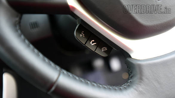 Controls to make and receive calls via bluetooth are located at the lower leftcorner of the steering wheel