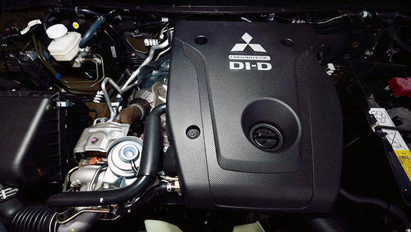 2016-Mitsubishi-Pajero-Sport-engine-bay-unveiled--900x601