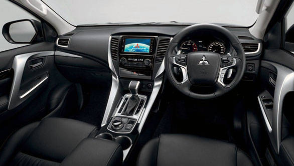 2016-Mitsubishi-Pajero-Sport-interior-unveiled--900x675