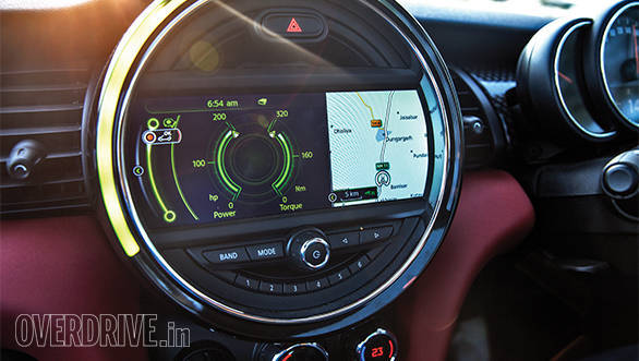Large circular dial is the Mini's nerve centre and allows massive customisation options. The ring of light behaves differently in different driving modes - filling up and falling based on speed, audio volume and temperature on the climate control