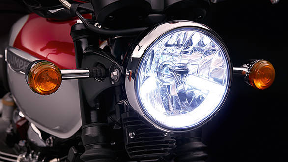 The new headlight looks fantastic. Triumph bring in the clear lens with a Triumph shield covering the head of the bulb and a set of LEDs creating a cool daytime running lamp
