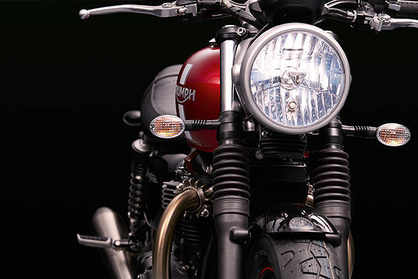 Unlike the other two 2016 Triumph Bonnevilles, the Street Twin's clear lens headlamp doesn't get daytime running lamps