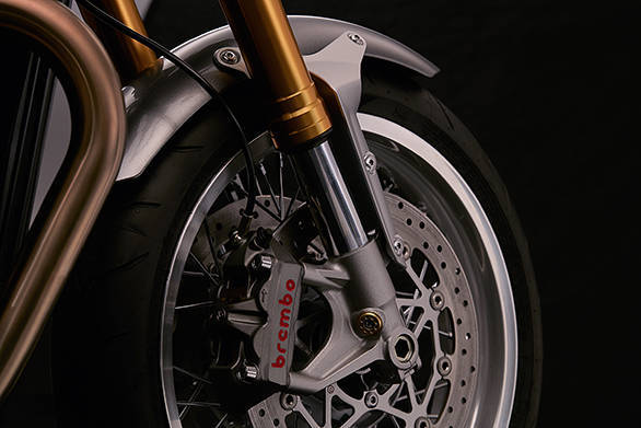 The 2016 Triumph Thruxton R has an enviable specification that includes these Showa upside down forks and the gold standard in top-flight brakes, Brembo Monoblocs