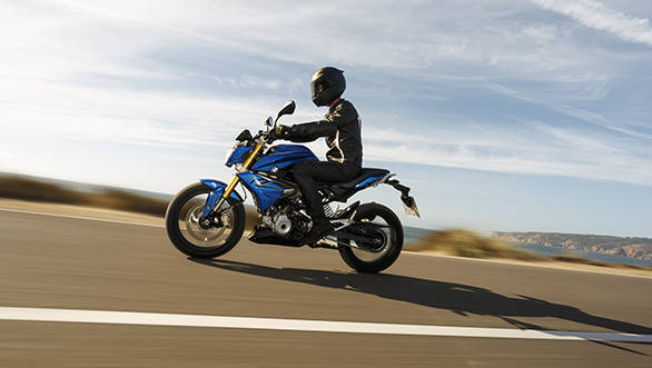 BMW underlines the upright and comfortable riding position that it has chosen for the G 310 R