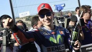 MotoGP 2015: Jorge Lorenzo wins race and title at Valencia