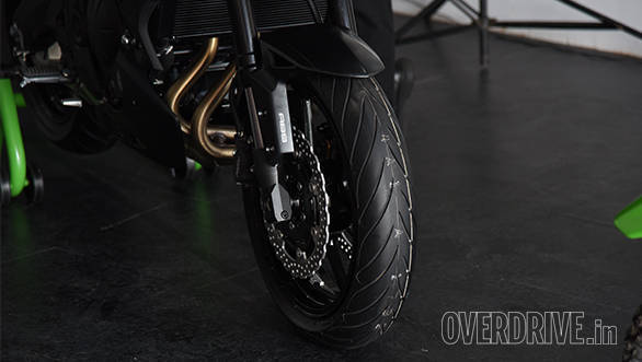 The Versys 650 gets Showa SFF (Separate Function Forks) which feature adjustable rebound damping on the right leg and the adjustable preload on the left leg. 