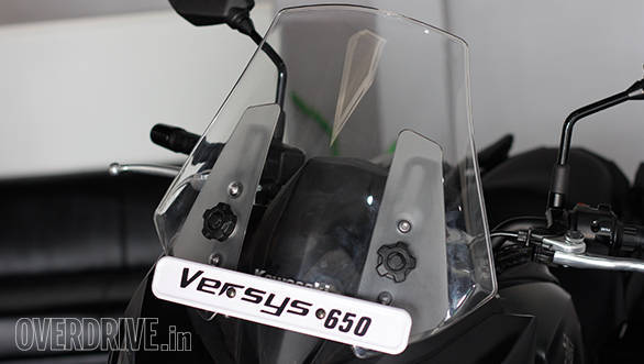 The large front screen of the Versys 650 has a tool-less adjustment. Comfortable for riders with a height between 5'4 to 5'4