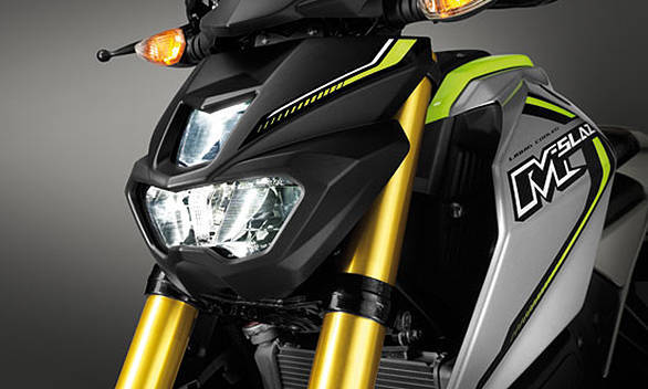 Aggressive headlamps is inspired from the bigger MT-07 sibling and features a parking lamp