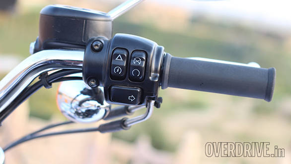 The switches are typical Harley with individual turn indicators on the Harley-Davidson 1200 Custom. The right side has the engine kill switch, electric start, hazards and the right indicator switches.