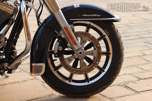 The front fender looks very familiar and wears a neat Road King logo. The Touring family bikes, including  the Harley-Davidson Road King use dual compound Dunlop tyres 