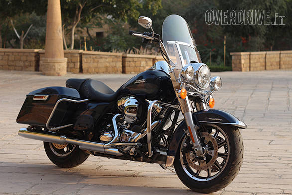 The Harley-Davidson Road King windscreen attaches and detaches within seconds without tools. I found it caused buffeting past 130kmph with discomfort starting at 115kmph. Given our weather though, it's probably not very useful in the bigger picture 