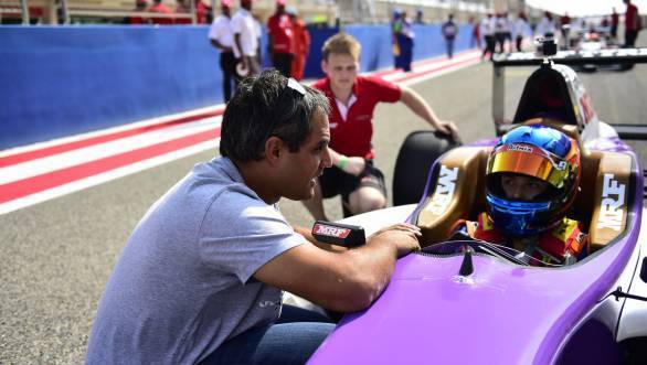 Juan Pablo Montoya gives Calderon some last minute advice during the Bahrain Round of the MRF Challenge