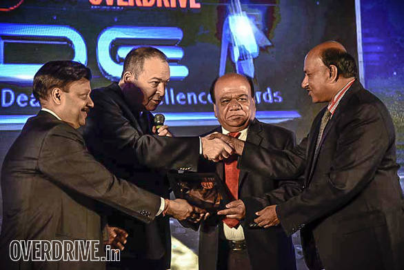 (L-R): Binod Agarwal, Director, Auto Summit, Mike Westwood, business director  S E Asia & India, Devilbiss presenting Marketing Initiative award to Prerana Motors, Bangalore