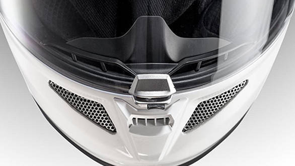 Redesigned side vents. The new visor's central locking mechanism remains