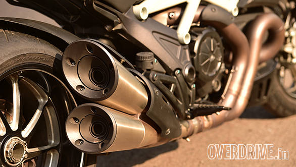 Even on stock pipes, the Diavel is a seriously loud bike and produces an angry V-twin bark from those dual exhuats