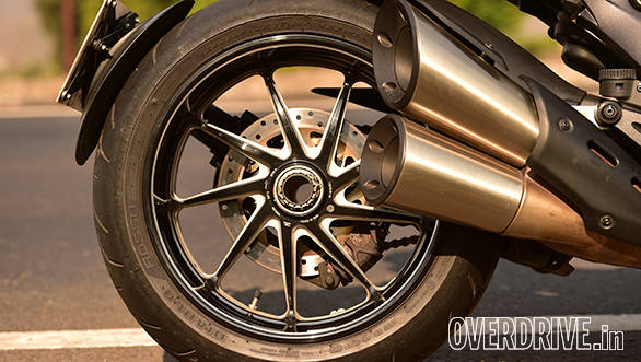 Gorgeous forged wheels are also part of the Carbon Edition and save a considerable 5 kg of unsprung mass