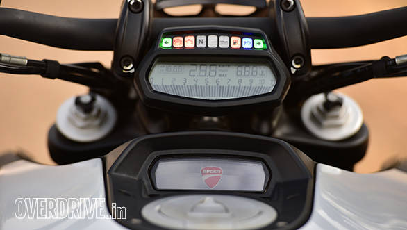 Split level instrument cluster is full colour, high resolution and easy to read on the go