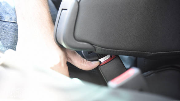 The front arm rests block the seatbelt buckle, a tedious ergonomics issue