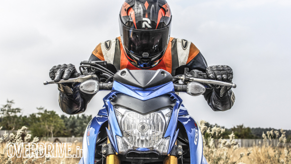 Wind protection? Bah! The Gixxus expects you to face the wind blast like a man. Anything above a sustained 130kmph requires neck muscles of steel, a good way to exercise restraint on the highway