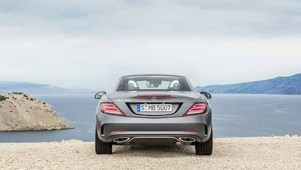 Mercedes-Benz SLC 300; Exterieur: designo cerrusitgrau magno, AMG Line; Interieur: bengalrot/schwarz; Kraftstoffverbrauch kombiniert (l/100 km):  5,8, CO2-Emissionen kombiniert (g/km): 134; exterior: designo cerrusit grey magno, AMG Line; interior: bengal red/black; Fuel consumption, combined (l/100 km):   5.8, CO2 emissions, combined (g/km):  134