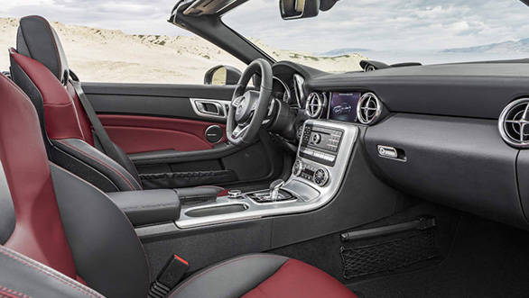 Mercedes-Benz SLC 300; Exterieur: designo cerrusitgrau magno, AMG Line; Interieur: bengalrot/schwarz; Kraftstoffverbrauch kombiniert (l/100 km):  5,8, CO2-Emissionen kombiniert (g/km): 134; exterior: designo cerrusit grey magno, AMG Line; interior: bengal red/black; Fuel consumption, combined (l/100 km):   5.8, CO2 emissions, combined (g/km):  134