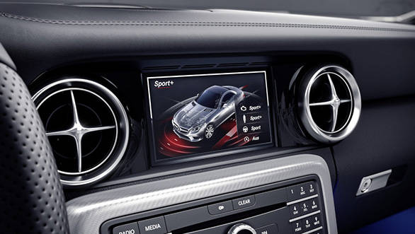 Mercedes-Benz SLC;  Mit DYNAMIC SELECT lassen sich insgesamt 5 Fahrprogramme anwählen. Der Fahrer erhält eine Bedienrückmeldung im Multimediasystem. AMG DYNAMIC SELECT allows selection of 5 different drive modes. Confirmation of the selection made by the driver appears in the multimedia system.