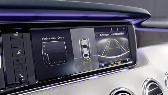 Mercedes-Benz S-Klasse Cabriolet, 2015. Rückfahrkamera, 360°-Kamera Darstellung im zentralen Display Mercedes-Benz S-Class Cabriolet, 2015. Reversing camera, 360° camera, depiction in central display.
