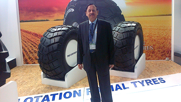 Mr. P Vijayaraghavan, Director,  TVS Srichakra Ltd. along with Flotation radial tyres at Reifen 2016(1)