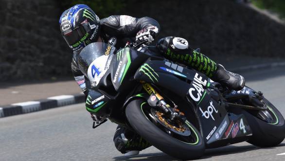 Ian Hutchinson on his way to victory at the second Supersport Race at the 2016 IOMTT