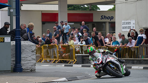 Crowds cheer for James Hillier at the 2015 Senior TT