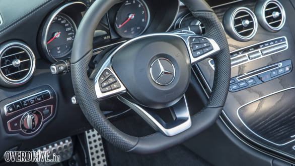 Mercedes-Benz C 300 Cabriolet;  Exterieur: designo diamantweiß bright; Interieur: Leder cranberry rot/schwarz; Stoffverdeck schwarz;  AMG Line;  Kraftstoffverbrauch kombiniert: 6,7 l/100 km; CO2-Emissionen kombiniert: 151 g/km; exterior: designo diamond white bright; interior: leather cranberry red/black; fabric soft top black;  AMG Line; fuel consumption combined: 6.7 l/100 km; CO2 emissions combined: 151 g/km