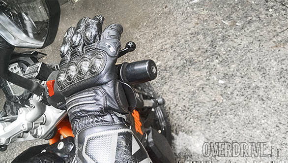 By applying pressure with your palm, the Crampbuster reduces the effort required to control the throttle on long rides