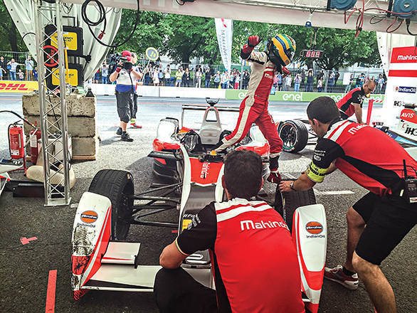 Bruno Senna hopping from one car to the next during the 2016 Berlin ePrix