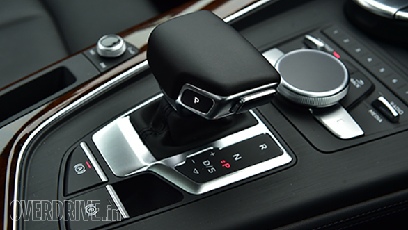The large gear knob looks and feels very upmarket