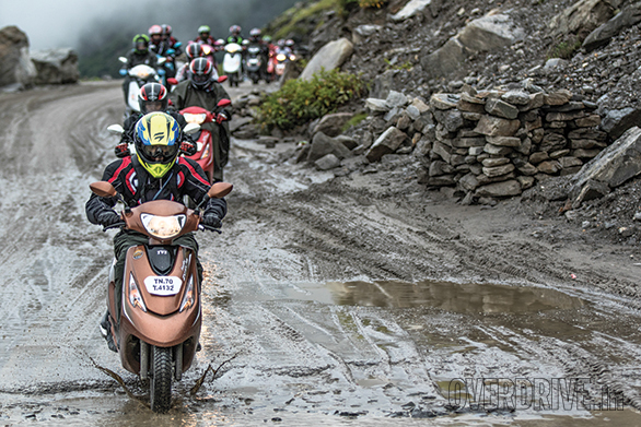 The roads going up and especially coming down from the Rohtang pass were devoid of traffic. But as usual, the Himalayas laid out a tough test for the Scooty Zest-mounted TVS Himalayan High Season 2 convoy which had to traverse hours of slush