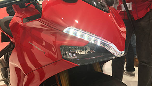 The Supersport's face is an all new design and looks quite different from the Panigales