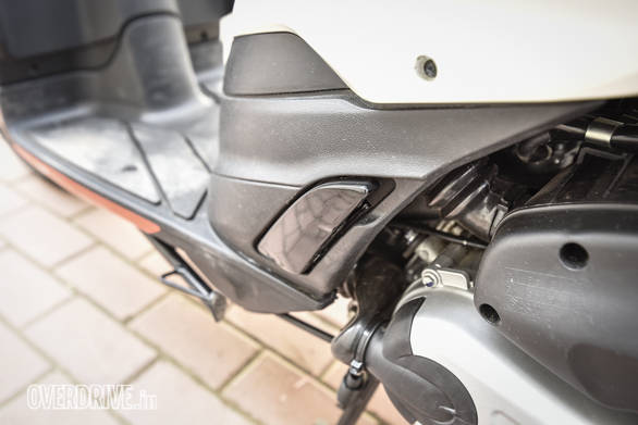 We absolutely love how the Aprilia SR150 passenger footpegs are executed. They fold smoothly into the bodywork. Lovely!