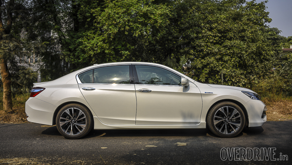 Honda Accord Hybrid vs Toyota Camry Hybrid (4)