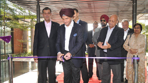 Onkar S Kanwar, Chairman, Apollo Tyres inaugurating the Global R&D Centre, Asia with Members of the Board and Senior Management team standing beside him