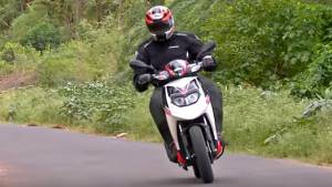 2016 Aprilia SR 150 first ride review - Video
