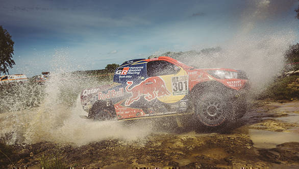 Nasser Al-Attiyah took the lead in the Car category, setting a time of 25m41s. This, despite the fact that he had a small fire in his front left wheel case caused by an oil leak and the heat