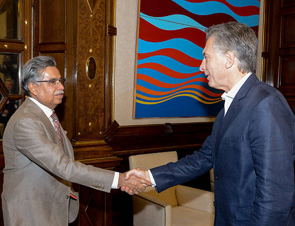 Pawan Munjal shaking hands with the Argentinian president (1)