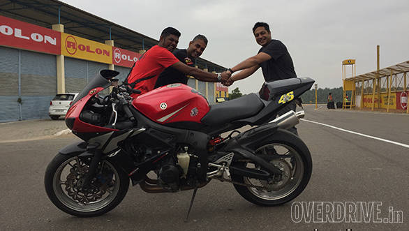 Prashant Chandran, the owner of the Yamaha YZF-R6 hands the motorcycle over to its new owners, my friend Daniel 'Dodo' Anandraj and me. Say hello to Feraci!