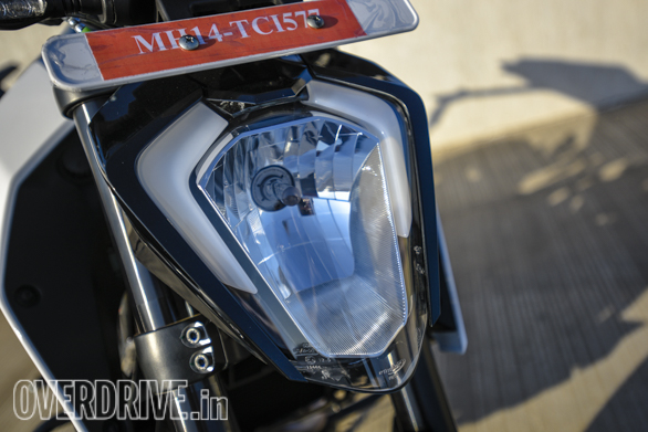 KTM Duke 250 2017 Headlight detail